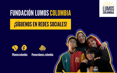 Una familia se abraza y sonríe al lado del texto: Fundación Lumos en Colombia, desde 2017 trabajando por la niñez. Síguenos en redes sociales