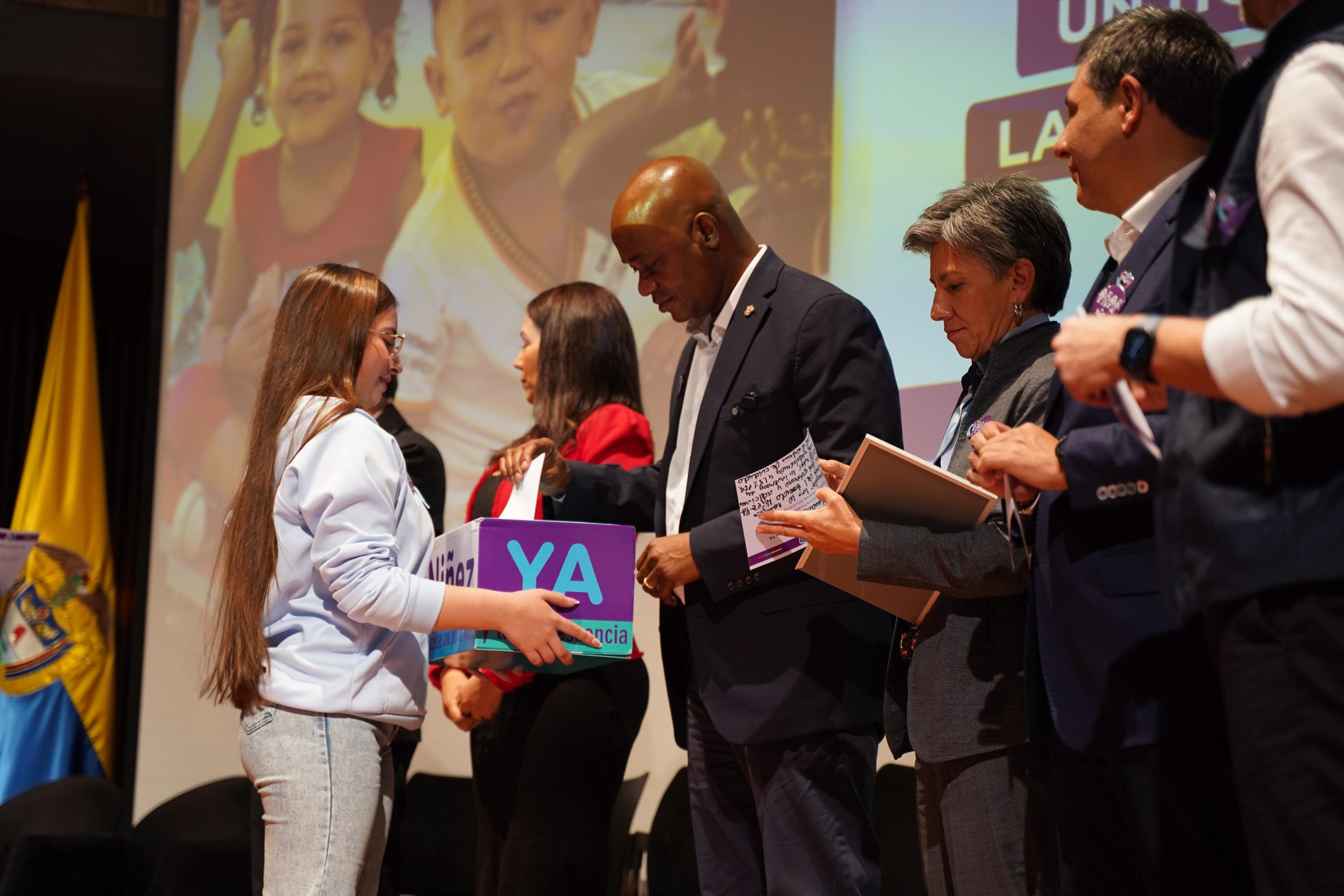 Candidatos metiendo su compromiso con la niñez en la urna de NiñezYA