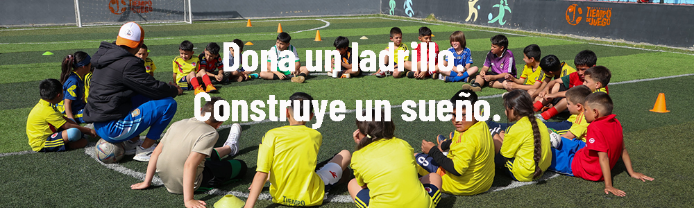 Dona un ladrillo. Construye un sueño, la campaña de Tiempo de Juego. Al fondo niños se reunen en una cancha, listos para jugar fútbol